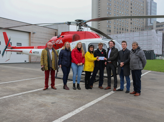Een delegatie van het afdelingsbestuur overhandigt de symbolische enveloppe aan een piloot-vrijwilliger van de MUG-heli Een delegatie van het afdelingsbestuur overhandigt de symbolische enveloppe aan een piloot-vrijwilliger van de MUG-heli
