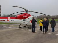 Een delegatie van het afdelingsbestuur op bezoek bij de Brugse MUG-heli.