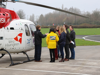 Een delegatie van het afdelingsbestuur op bezoek bij de Brugse MUG-heli.